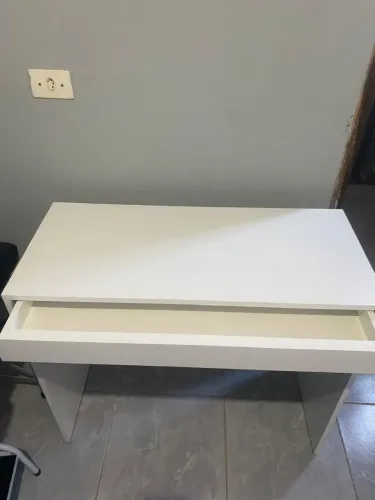 Mesa branca com gaveta