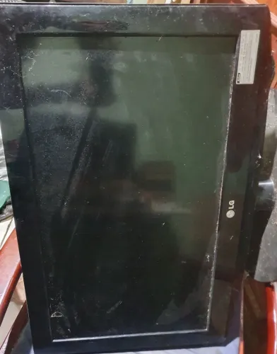 2 monitores LG (um 24 outro 26") para retirada de peças