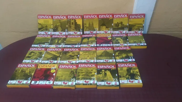 Curso de Espanhol completo, com Livros, Cds e DVDs, bom estado.