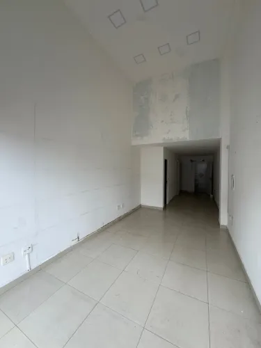 Loja com mezanino , em laranjeiras ao lado Banesfácil .