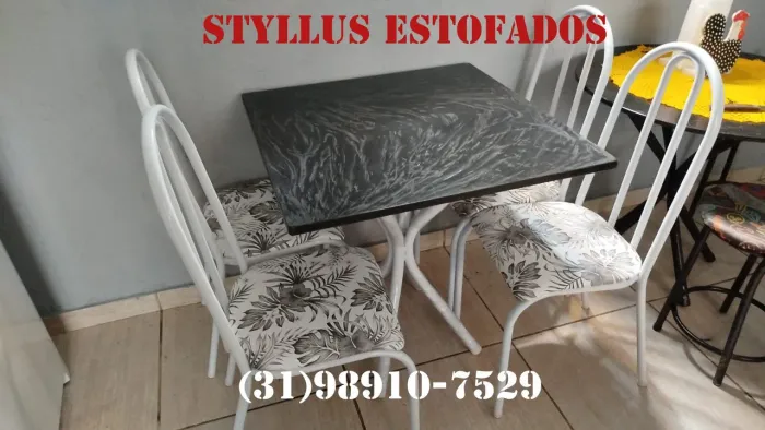 Conjunto de mesa com cadeiras estofadas