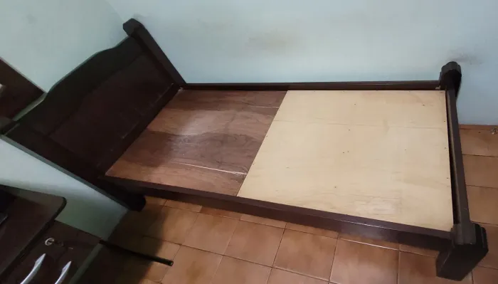 2 Camas de solteiro em madeira maciça