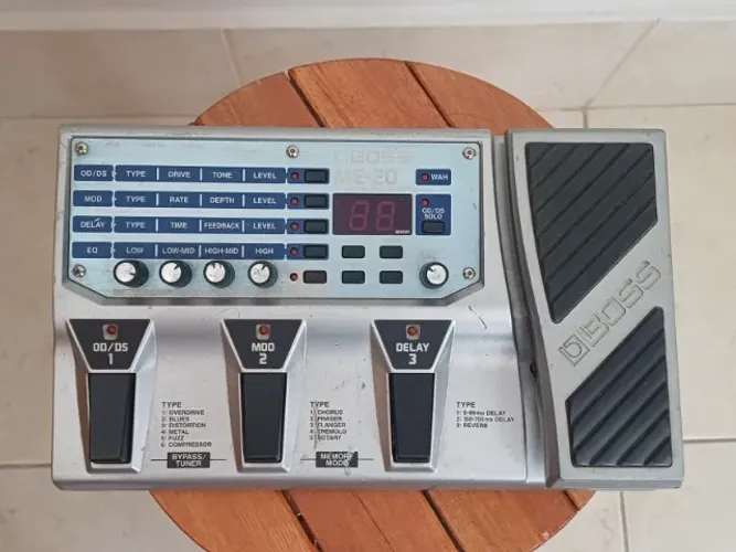 Pedaleira boss ME 20