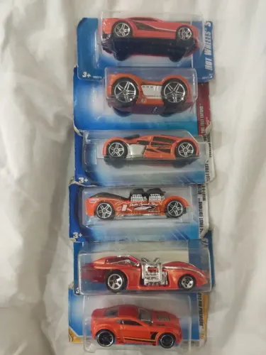 6 carrinhos da Hot Wheels na cor laranja.