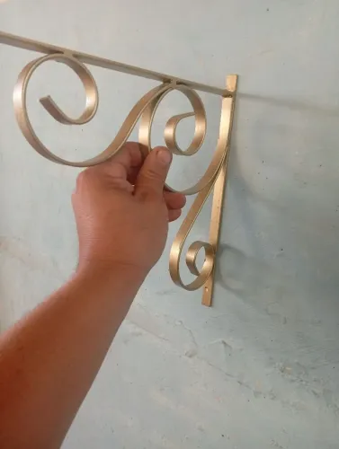 Mão francesa estilo colonial para decoração