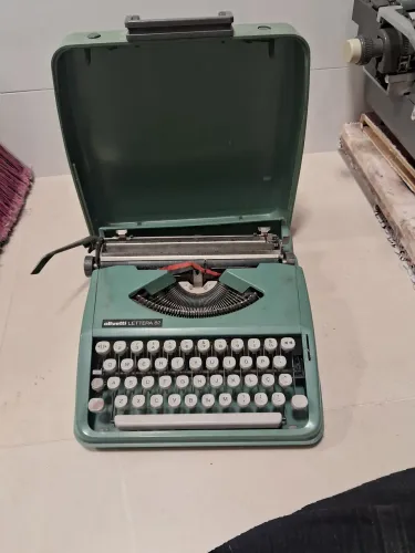 Máquina de Escrever Olivetti verde lettera 82