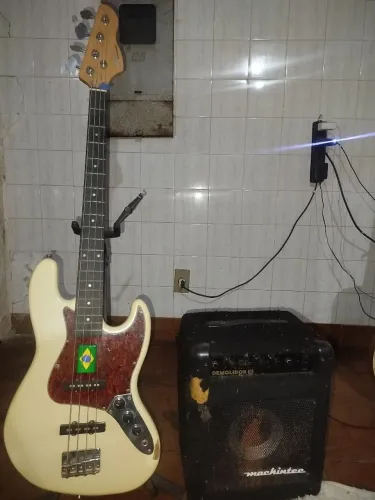 Contra baixo e cubo amplificador 
