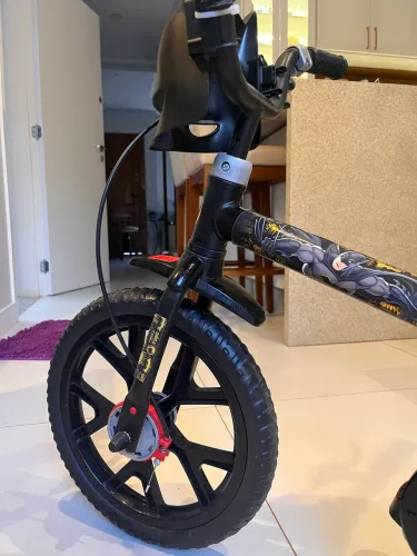 Vendo bicicleta infantil do Batman praticamente nova