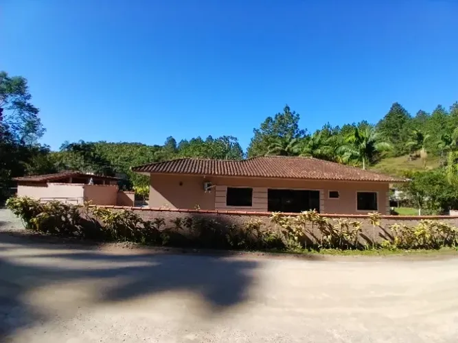 Casa de Sítio em Antônio Carlos com terreno amplo.