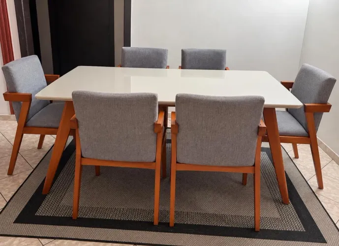 Jogo de mesa com 6 cadeiras 