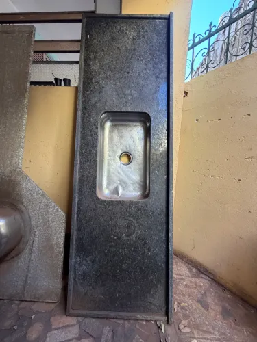 Pia de Granito Escuro 1,80m x 0,60m com Cuba de Inox