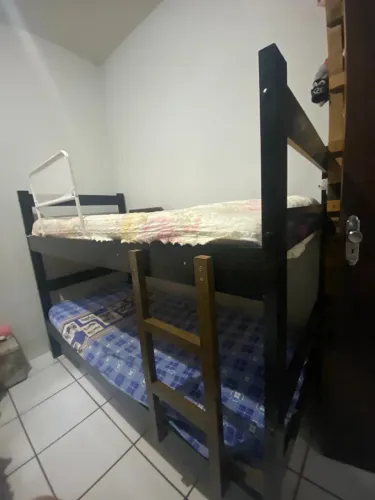 Beliche de madeira resistente, com escada. Ótimo estado. R$500