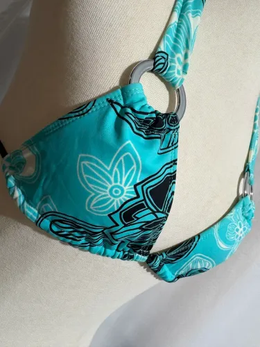 Conjunto biquíni com saída de praia mas cores azul turquesa e preto