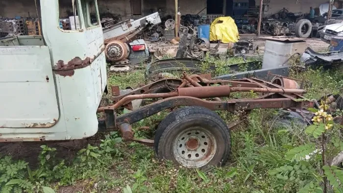 Vendo essa Toyota do jeito que se encontra, sem motor e caixa, ano 81. 5.000,