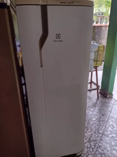 Geladeira Electrolux bem conservada