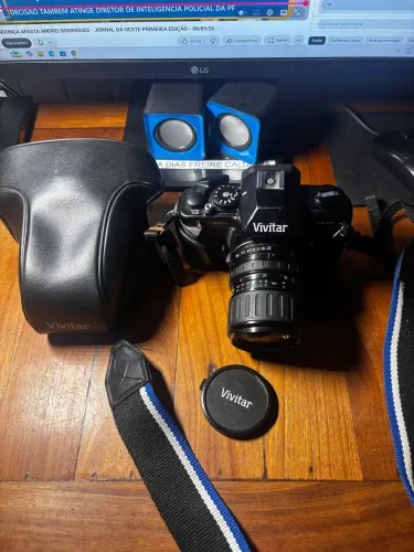 Câmera Analógica SLR Vivitar V3800N preta, equipada com uma lente zoom Vivitar 28-70mm