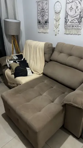 Sofá mto novo , sem nenhum detalhe de uso , pouco usado