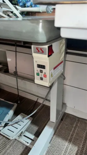 máquina de costura industrial overloque/interlock da marca Sun Special