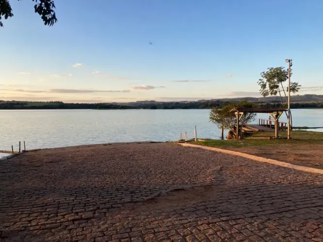 Vendo Chácara na Represa do Limoeiro na cidade do S J do Rio Pardo.