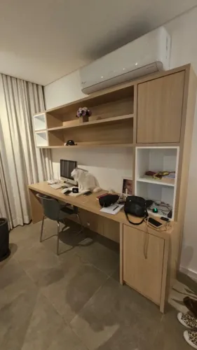 Armário com mesa para escritório