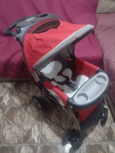 Carrinho de bebê com bebê conforto