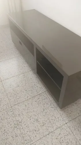 Lindo rack de sala msf revestido, com gaveta, e prateleira de vidro.e p