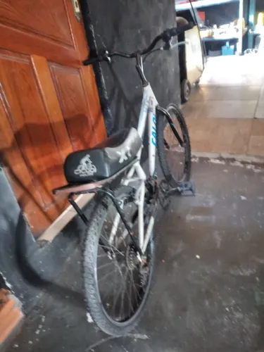 Vendo bike marca caloi aro 24 só tem um problema o pneu tá furado mas se incher valor 250 