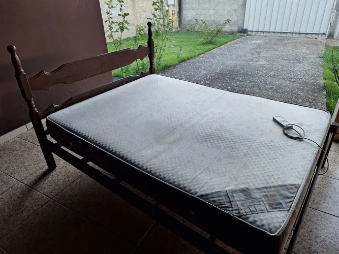 Cama casal de sucupira com colchão bio life massageador