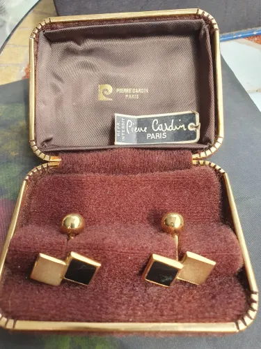 Par de abotoaduras Pierre Cardin, anos 70, douradas, folheadas/plaquet