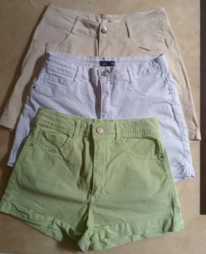 Usados Lote 3 shorts coloridos barra dobrada creme P, branco 38 e verde claro 40