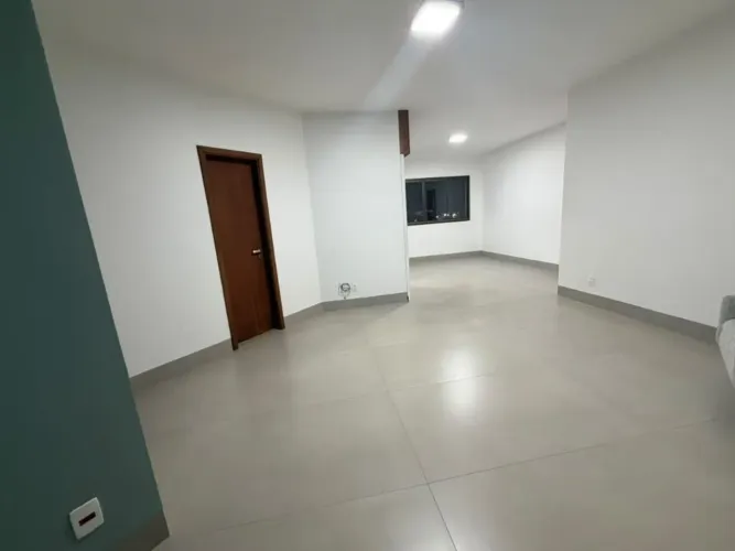Apartamento no bairro Martins com três quartos, uma suíte e duas vagas de garagem.