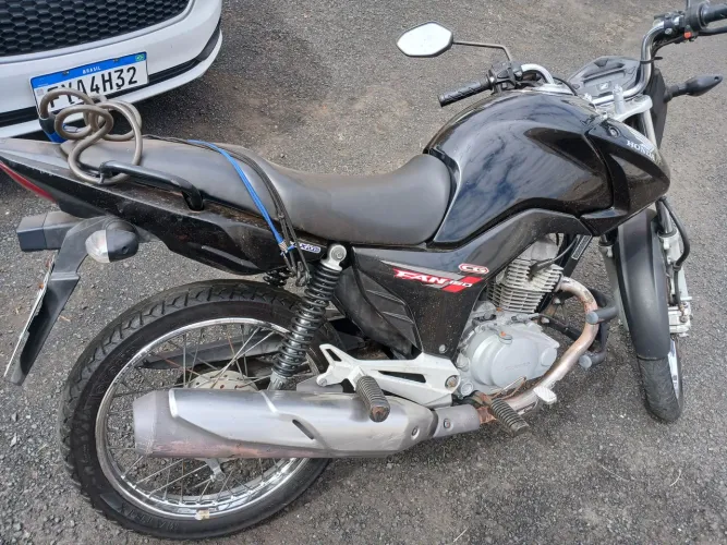 Vendo essa moto em perfeito estado de conservação IPVA pago único dono ano 2013 model 2014