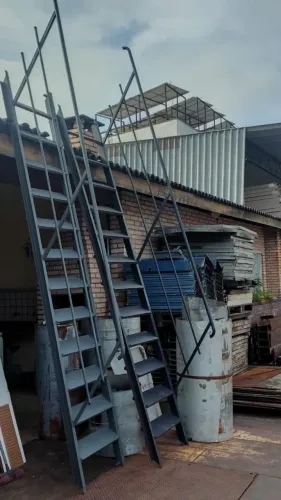 Escada de ferro / escada reta