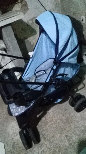 Carrinho de bebê semi novo usei três vezes, lavei e coloquei numa sacola pra manter limpo