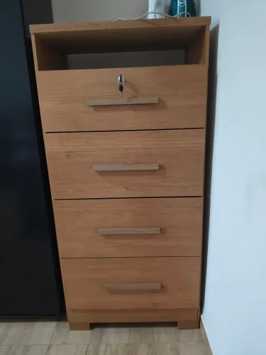 Cômoda em madeira com 4 gavetas, sendo uma com divisórias e chave. A130 cmXL62cmXP45cm. 