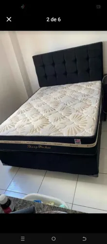 Cama de casal com a cabeceira reta