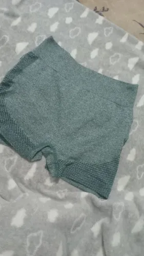 Short empina bumbum