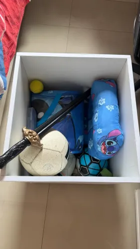 Cesto em madeira com rodinhas para guardar brinquedos 