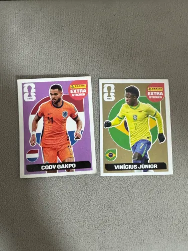 Figurinha legend do Vinícius Junior ouro e Cody Gakpo bordo