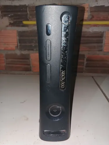 Xbox 360 FAT com vários jogos e três controles. Leia a descrição