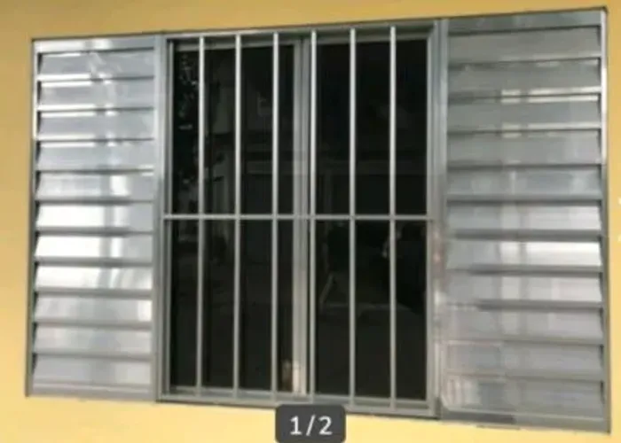 2 Janelas de alumínio de 6 folhas com vidro e grade.