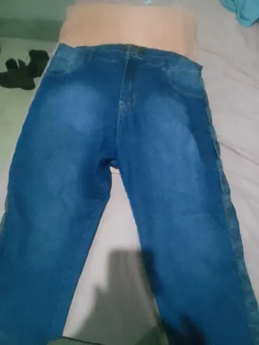 Calça jeans em otimo estado, foi usada 1 vez. Detalhe trançado na lateral.