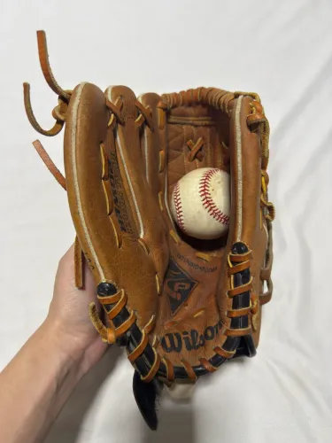 Luva de Beisebol Wilson A2000 XL de couro em tom marrom com detalhes em preto.