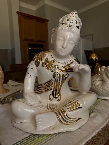 Escultura Oriental em Porcelana Branca com Detalhes Dourados