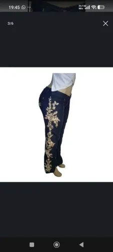 Macacão em Oxford primavera com tinto + Calça jeans elegante lindo detalhe bordado flor