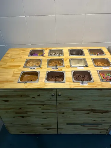 Vende-se Balcão de guloseimas + cubas novo