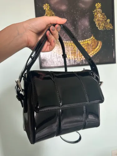 bolsa arezzo preta verniz