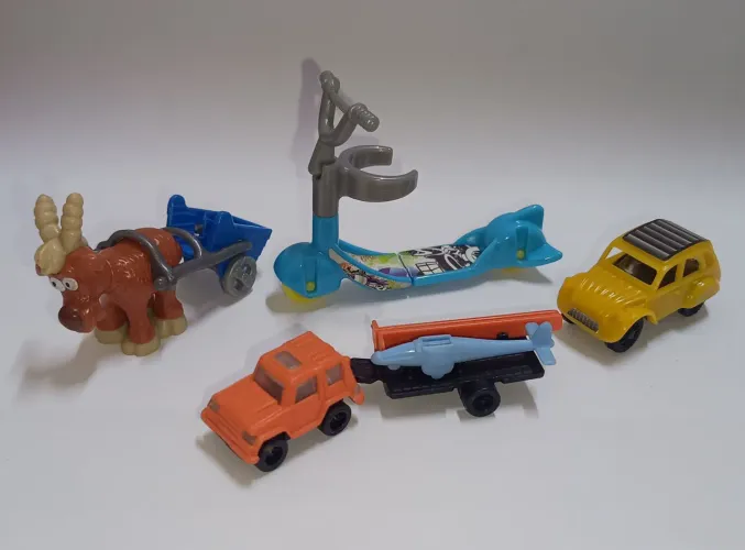4 miniaturas Kinder Ovo anos 2000