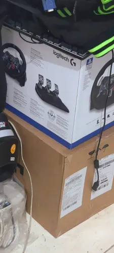 PC GAMER + KIT LOGITCH SIMULADOR - preferencia trocando em um carro.