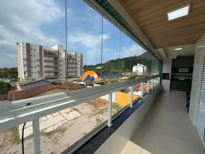 Apartamento à venda na Praia das Toninhas, com 2 suítes mais 1 lavabo.